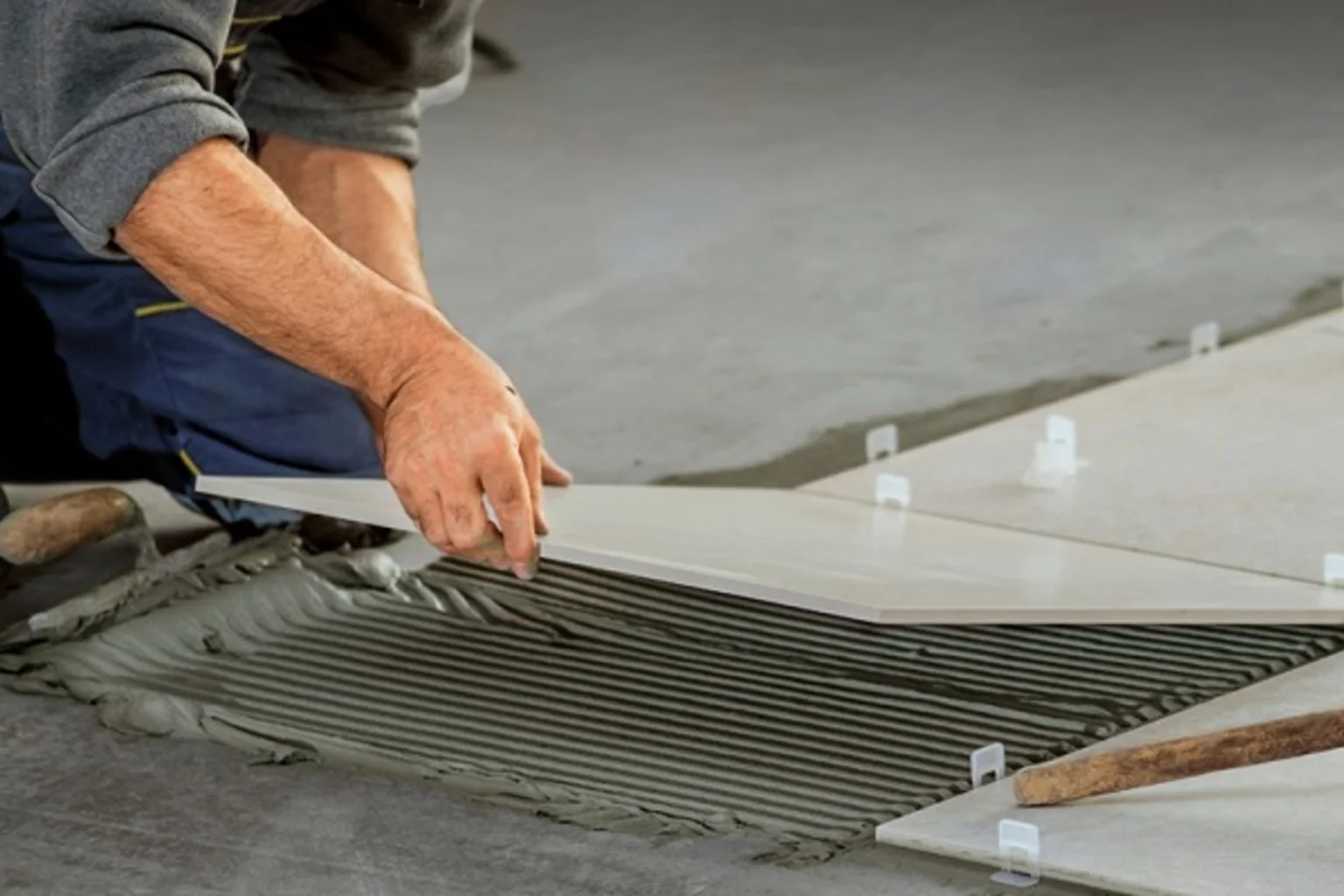 Travaux de carrelage intérieur et extérieur – rénovation ou neuf | MRHE Services